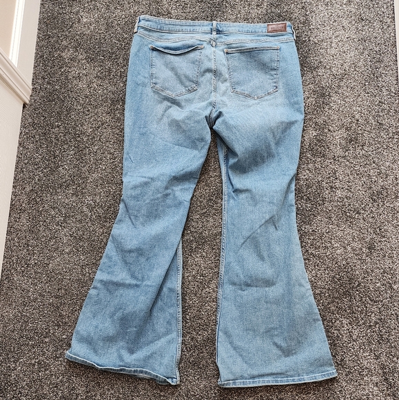 Low Rise Flare Jean 19 - Picture 2 of 4